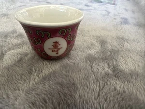 Mun Shou Sake Weinbecher. Vintage chinesisches Porzellan Schluck klein rot Langlebigkeit - Bild 1 von 5