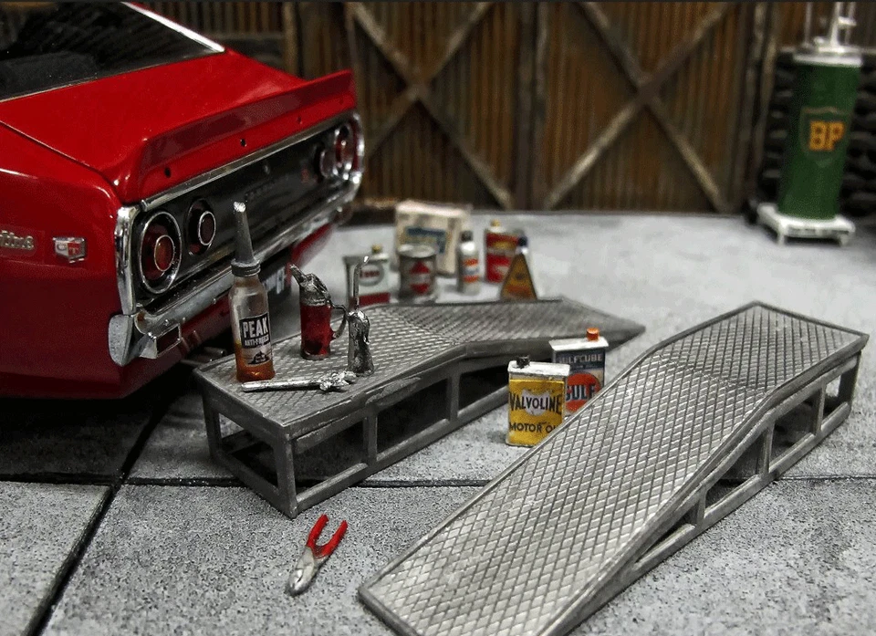 DIORAMAFREAK Auffahrrampe Rampe 1/18 Diorama Metall Bausatz Kit Werkstatt Garage Tankstelle