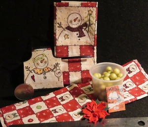Apron Snow Woman Kitchen Sheet Music Poinsettia Ball1:12 Miniature Creative 8805 - Foto 1 di 4