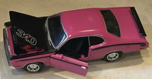 ! 1:24 Diecast 2010 Johnny Lightning 1971 Plymouth Duster 340 Panther Pink - Imagen 1 de 20