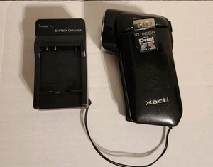 Sanyo Xacti -CG10 MPEG-4 HD 10mp Dual Camera Camcorder w/ Charger TESTED WORKS - Picture 1 of 8