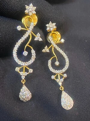 Pendientes colgantes pavé de diamantes naturales de corte brillante redondo de 1,77 quilates en oro de 18 quilates Foto 1 de 4