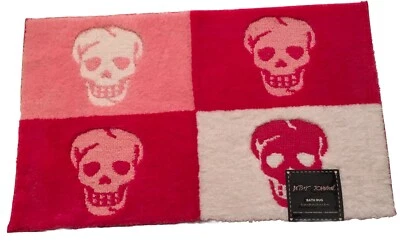 BETSEY JOHNSON CALAVERAS ALFOMBRA DE BAÑO ALFOMBRA DE ACENTO ROSA Y BLANCO 20” X 32” NUEVO CON ETIQUETAS Foto 1 de 4