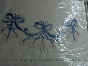Vintage ein Paar bestickte Kissenbezüge weiß, blaue Schleifen, Blumen Neu im Karton - Bild 1 von 4
