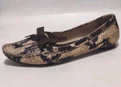 Mocasines planos sin cordones Via Spiga estampado de serpiente con lazos de cinta marrón para mujer talla 6 M Foto 1 de 4