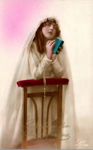 Vintage französische RPPC Postkarte junges Mädchen kniend Kommunion religiös Frankreich - Bild 1 von 3