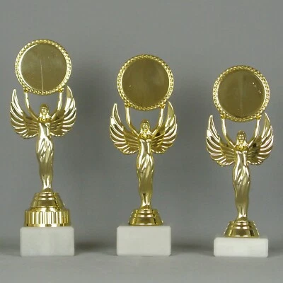 HR POKALE 3er Serie Pokale Siegesgöttin /22-20cm / gold mit Gravur und Emblem