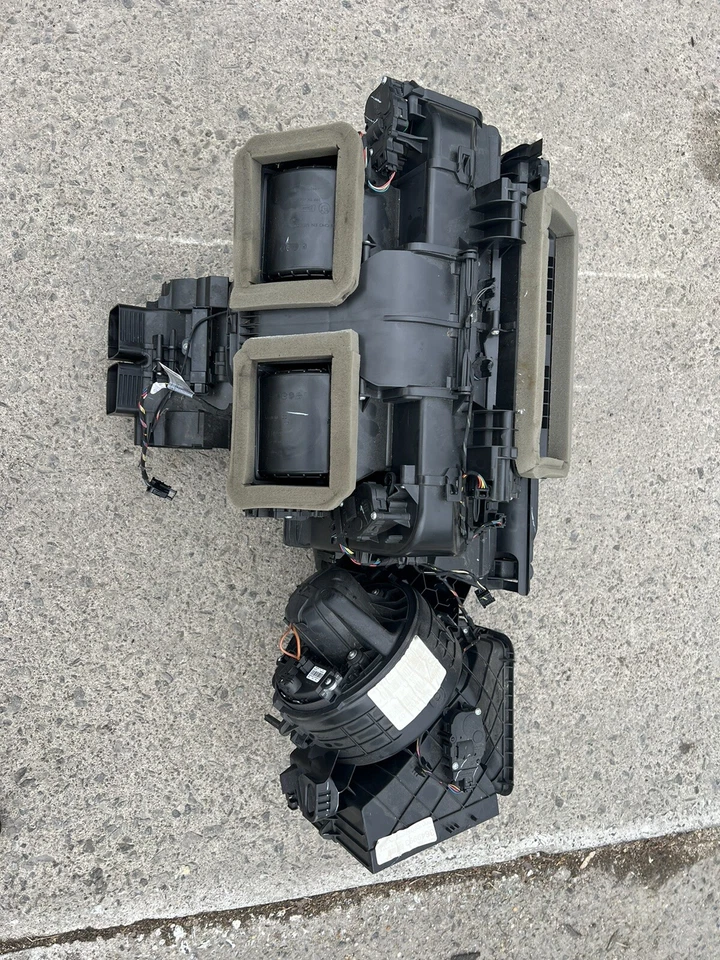 2014-2018 BMW X6M GENUINE FRONT HVAC A/C HEATER BLOWER MOTOR W/HOUSING DUCT OEM - Image 1 of 4