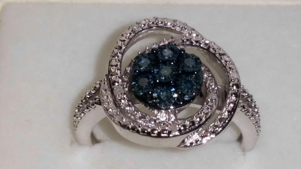 Anillo Espiral Kims Jewelers Plata Esterlina Diamante Azul Humo (Tallas 7 y 8.25) Foto 1 de 1