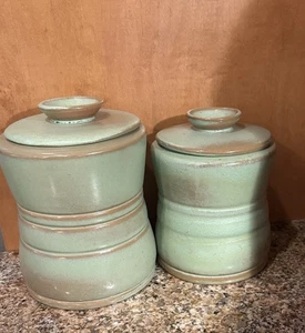 Juego de dos botes verdes pradera cerámica Frankoma de colección. Chip On One Lid - Imagen 1 de 10