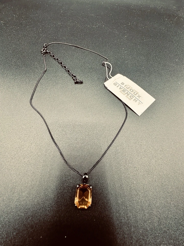 Collar con logotipo de Givenchy hematita negra, imitación piedra color brasa Foto 1 de 1