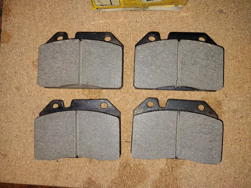 NEW BENDIX FRONT BRAKE PADS - FITS: PEUGEOT 204 & 304 & 404 (1966-77) - Image 1 of 4