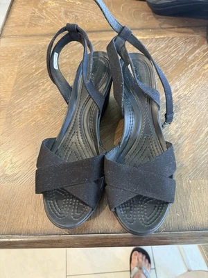 Crocs Leigh II Feminino Tamanho 9 Tira Cruzada Tornozelo Preto Sandálias Anabela Sapatos Confortáveis - Imagem 1 de 4