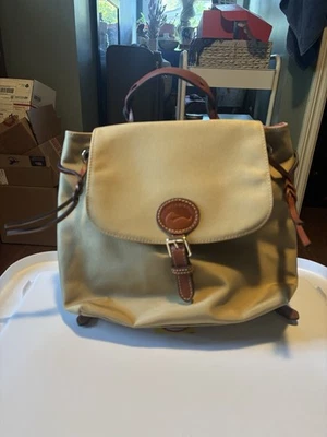 Bolso estilo mochila Dooney And Bourke correas de cuero cierre a presión beige tostado Foto 1 de 4