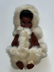 Vintage zuverlässige Eskimopuppe Souvenir 11 Zoll Eskimo Outfit hergestellt in Kanada Leder/Pelz - Bild 1 von 13