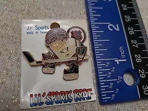 Prendedor NHL Mighty Ducks Lil Sports Brat Player logotipo antiguo nuevo en paquete logotipo vintage - Imagen 1 de 4
