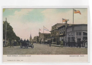 POSTKARTE Hauptstraße Blick nach Osten BOISSEVAIN MANN Auto Fahrrad Fahnen - Bild 1 von 1
