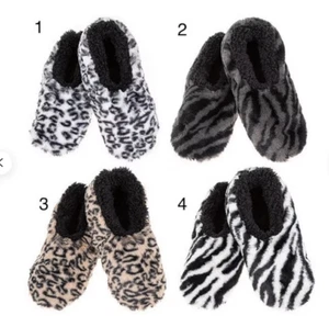 Snoozies Womens Soft Fleece Sherpa Lined Animal Print Slippers Foot Coverings - Imagen 1 de 10