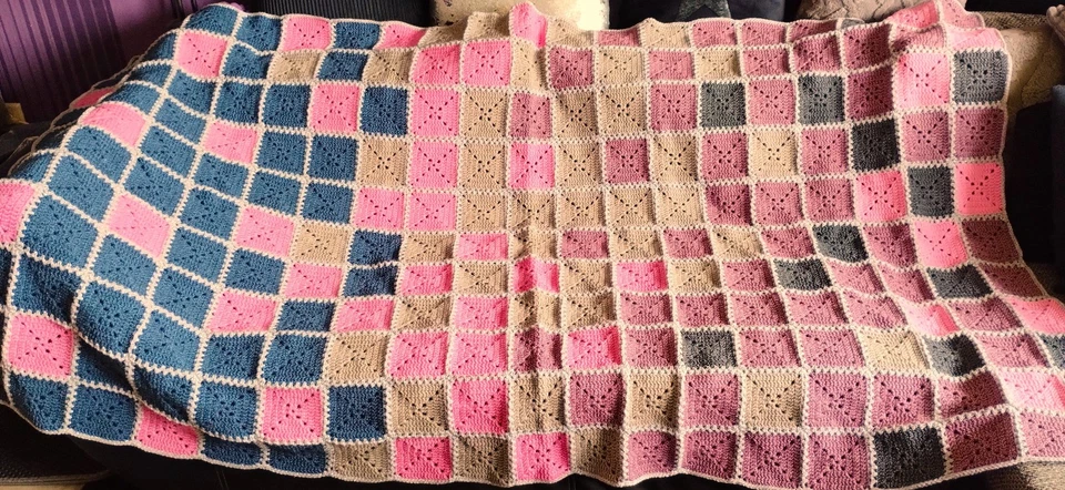 Granny Squaresdecke, Kuscheldecke, Tagesdecke, Decke 1,25 x 2,20(9) - Bild 1 von 1