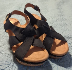 Sandalias Clarks Elleri Rae para mujer con plataforma de cuña negras nobuck talla 8 - Imagen 1 de 10