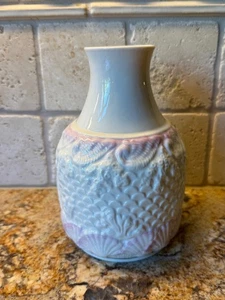 Belleek Ireland Pink Scallop Shell Vase With Gold Trim 7.25" x 4.75" - Picture 1 of 8