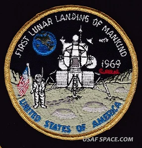 VINTAGE ORIGINAL FIRST LUNAR LANDING OF MANKIND 1969 APOLLO 11 NASA SPACE PATCH - Picture 1 of 3
