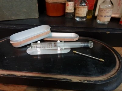 Ancienne seringue médicale CPF - Cabinet de curiosités - Photo 1/4