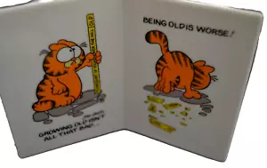 Garfield The Cat GROWING & BEING OLD Vintage 70's Standing Porcelain Sign Plaque - Picture 1 of 5