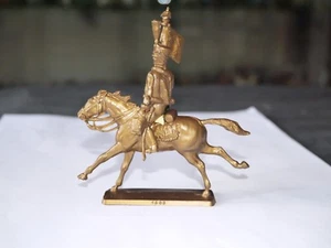 FIGURINE CAFÉ MOKAREX EMPIRE CAVALIER BRONZE HUSSARD PORTE ÉTENDARD 1805 - Imagen 1 de 2