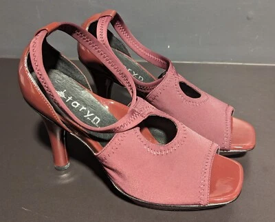 Tacones para mujer Taryn Rose con correa de charol de 3,75" punta abierta talla 8 Foto 1 de 4
