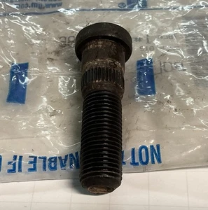 GM 15589486 Genuine OEM Escalade Suburban C3500 K2500 K3500 Front Wheel Lug Stud - Picture 1 of 2