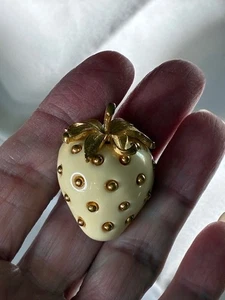 Vintage Signed Crown Trifari Cream White Lucite Strawberry Fruit Brooch Pin - Picture 1 of 7