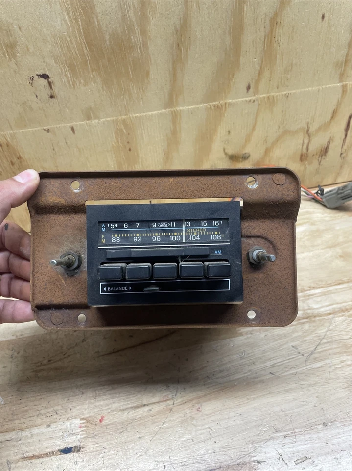FOR PARTS Vintage 80s Ford F250 A/m F/m Radio Oem Original Factory Stereo AS IS Foto 1 de 4