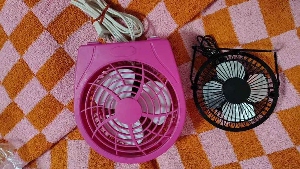 Dois ventiladores de mesa pequenos ventiladores de vaidade rosa e preto - Imagem 1 de 2