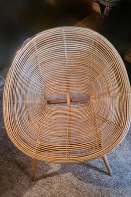 Vintage Korbstuhl mit Holzbeinen - Bild 1 von 3