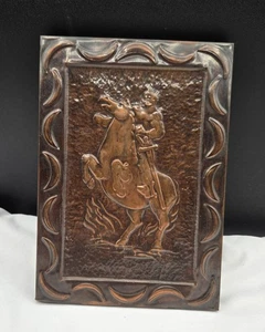 Placa de pared vintage enmarcada en relieve martillado cobre hombre montar caballo - Imagen 1 de 9