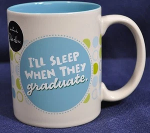 Hallmark Caja de Zapatos Taza I'll Sleep When They Graduate Taza Mamá Papá Homeschool - Imagen 1 de 5