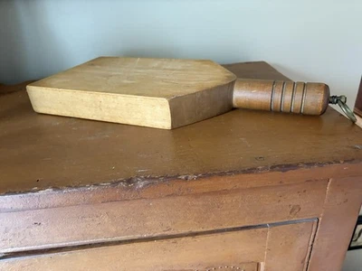 TABLA DE CORTAR MADERA SÚPER GRUESA de colección con lazo colgante de latón Foto 1 de 4