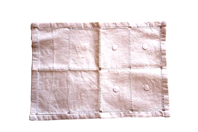 Petit napperon écru, brodé, à terminer. 30 x 22 cm - Photo 1/4