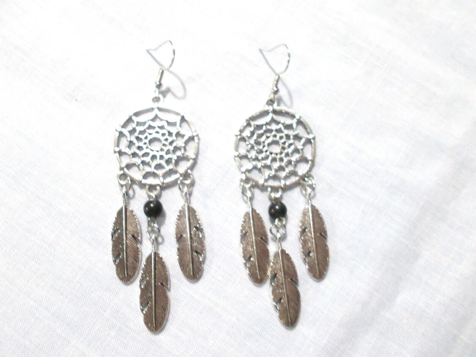 PENDIENTES DREAM CATCHER con CUENTAS HOWLITE NEGRAS Y 3 PLUMAS GEMA ALEACIÓN PLATA  Foto 1 de 1