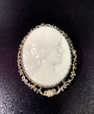 Broche/pin camafeo Lenox, 2", borde de plata de ley con superposición de oro Foto 1 de 4