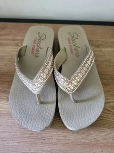 Skechers Vinyasa Glory Day Womens 5.5 Taupe Slip On Flip Flop Thong Sandals - Bild 1 von 7
