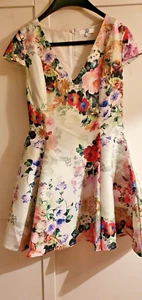 True Decadence Petite size 8 V neck fit and flare floral dress - Picture 1 of 3