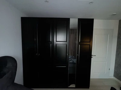 Moderner schwarzer Kleiderschrank mit Spiegeltür und LED - Bild 1 von 4