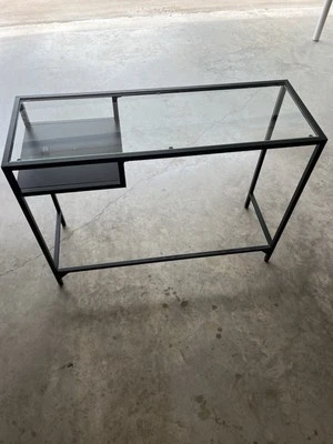 Escritorio de computadora moderno pequeño de vidrio y metal - Mesa de oficina en casa - Diseño minimalista Foto 1 de 2