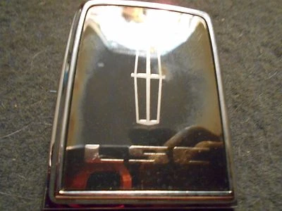 Nuevo de Lote Antiguo 1984 - 1991 Lincoln Mark VII VIII LSC MALETERO CERRADURA CUBIERTA EMBLEMA ADORNO NUEVO Foto 1 de 4