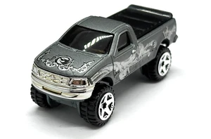 Ford F-150 Treasure Hunt 1997 gris plata serie TH raro difícil de encontrar 1:64 Hot Wheels - Imagen 1 de 10