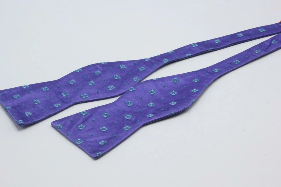 Регулируемый шелковый галстук-бабочка TALIA. Фиолетовый синий цветочный узор. - Изображение 1 из 2