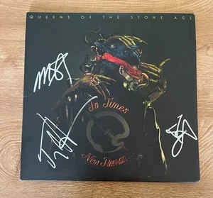 * LE REGINE DELL'ETÀ DELLA PIETRA * album in vinile firmato * IN TEMPI NUOVO ROMANO * - Foto 1 di 2