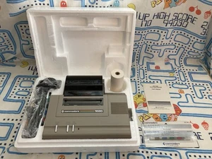 Commodore VIC-1520 Printer Plotter for C64 w/ styrofoam, manual, cables, pens - Zdjęcie 1 z 3